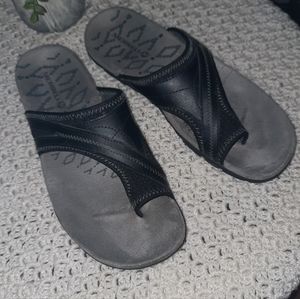 Merrell Black toe loop sandals US 8 EUR 39